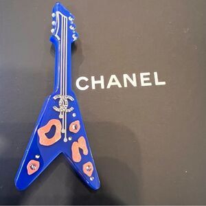 Chanel
Strass, Resin, Faux Pearl Guitar Brooch